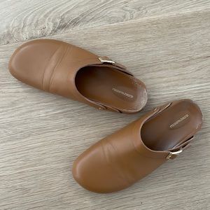 Beatrice Valenzuela clogs